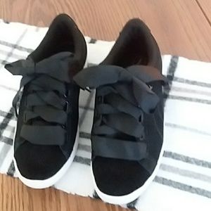 Suede size 7 1/2 Puma ribbon shoe laces.